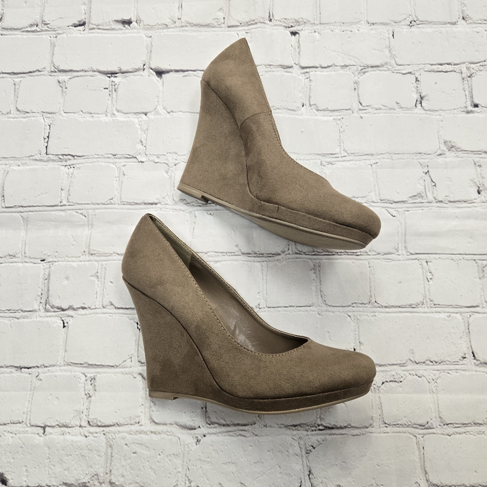 Natural Color Faux Suede Wedge Heels Women's Size 8